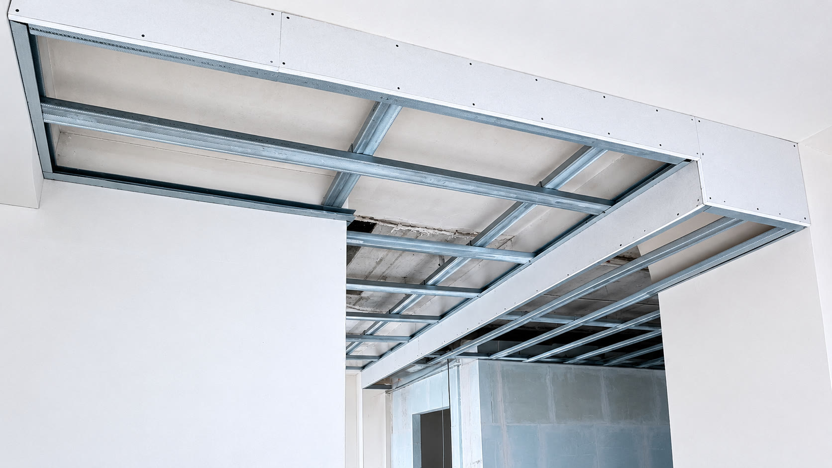Detail einer Trockenbau- und Deckenkonstruktion